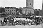 I ragazzi del Patronato radunati di fronte alla chiesa santuario (Leopoldo Saracini)